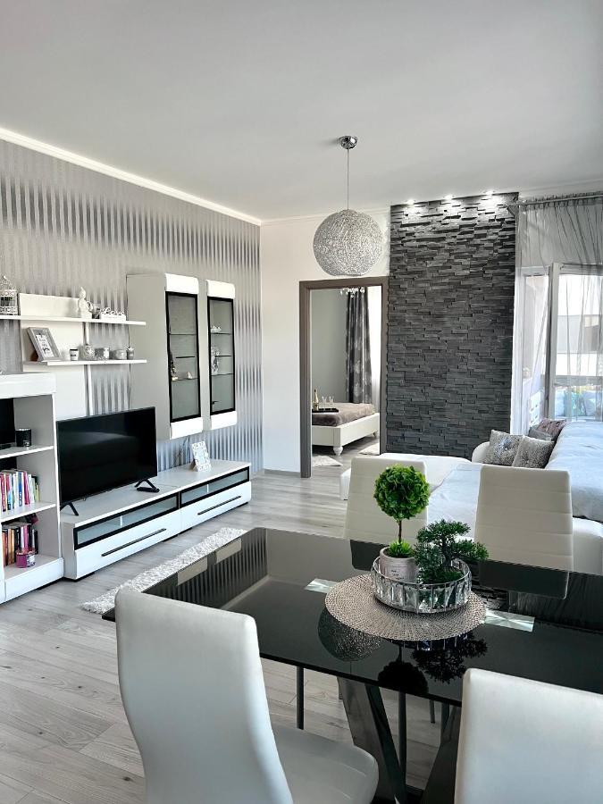 Luxurious Accommodation Floreşti エクステリア 写真