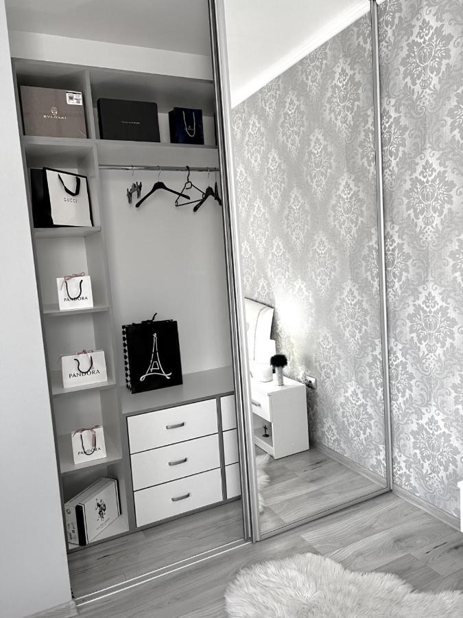 Luxurious Accommodation Floreşti エクステリア 写真